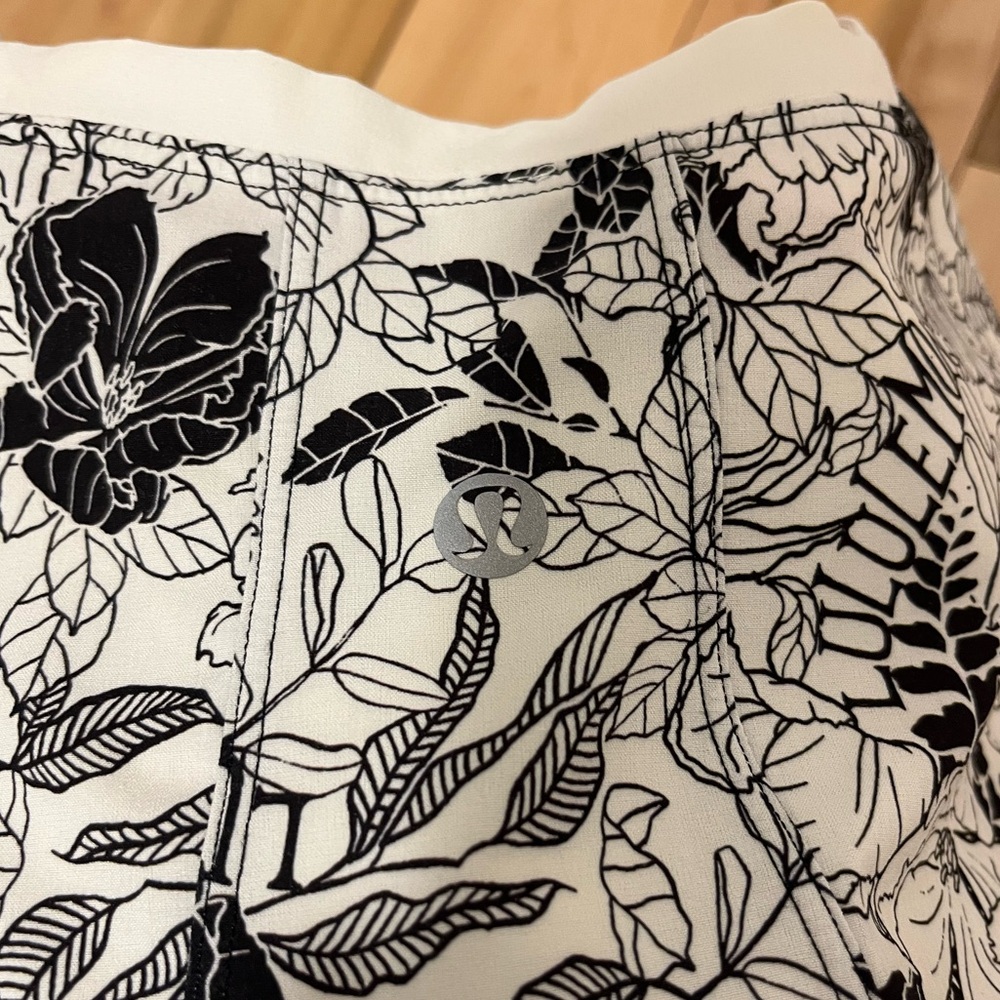 Lululemon tank top black and white with floral patern - Picture 4 of 6